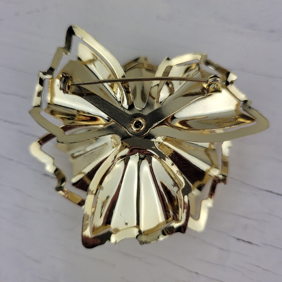 Vintage 1960s Brooch Gold Tone Metal Flower - Picture 14 of 15
